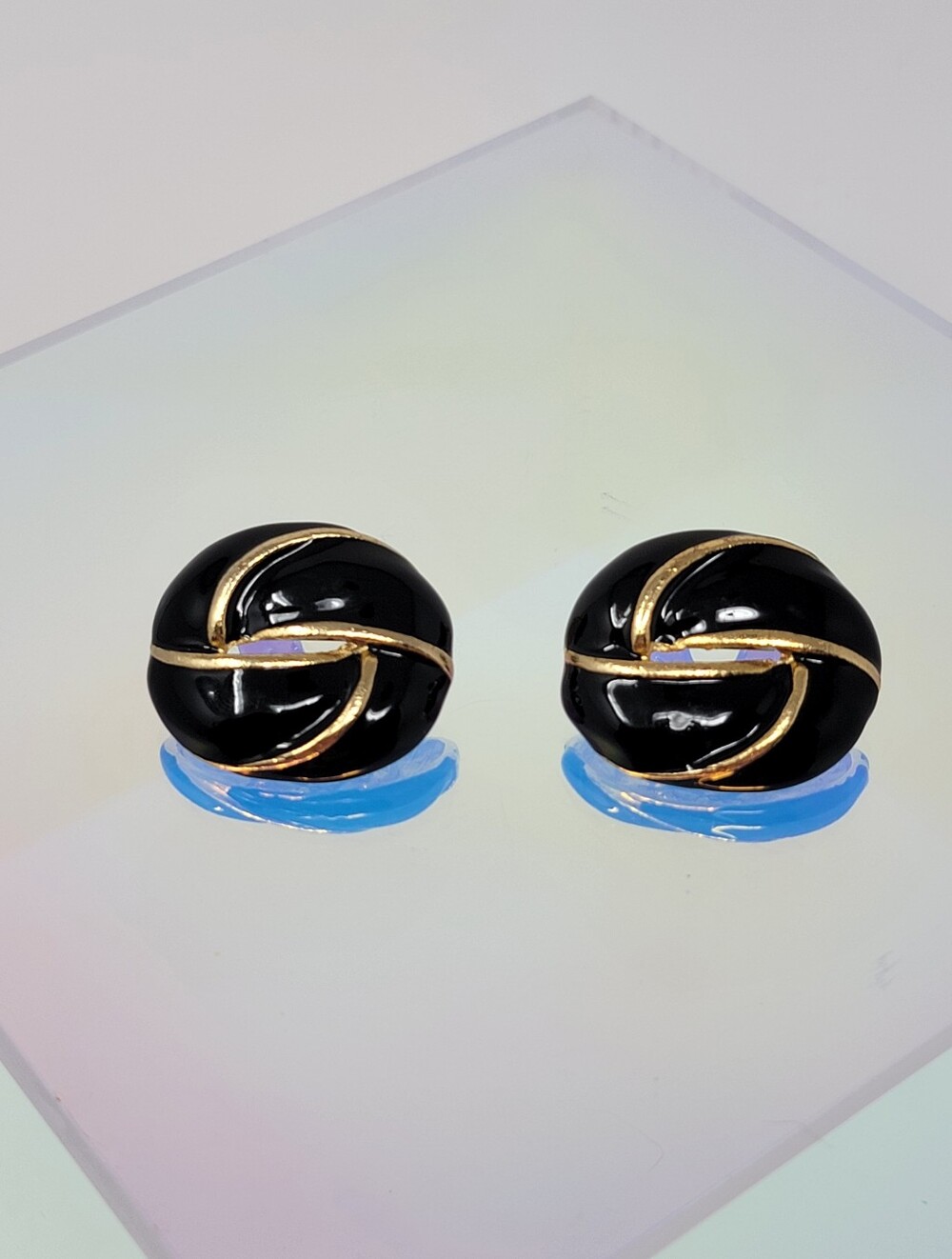 VINTAGE MUSI Signed Black Enamel Gold Tone Swirl Button Clip On Earrings 1.5”